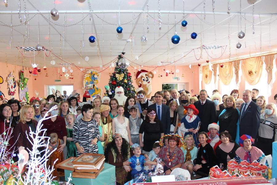 Как здорово, что все мы здесь сегодня собрались! На новогоднем празднике Василишковский дом-интернат принимал множество гостей и подарков